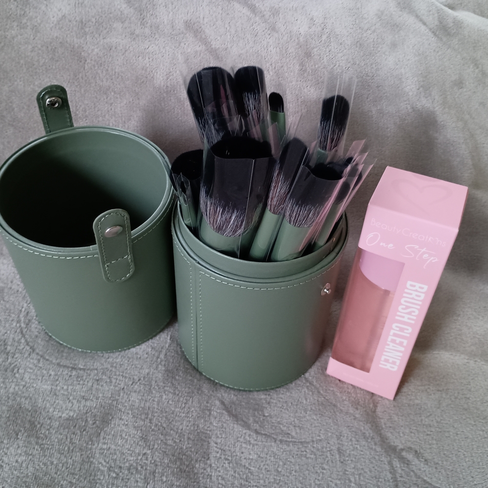 Green Makeup Brush Set With Cleaner